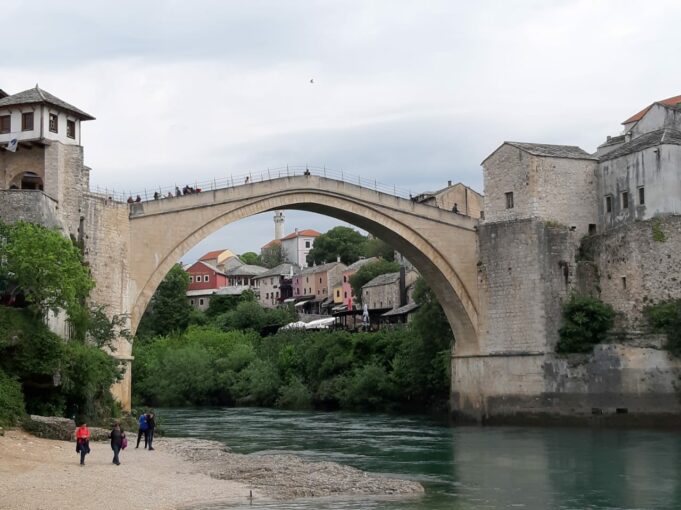 El puente de Mostar, una joya de los Balcanes