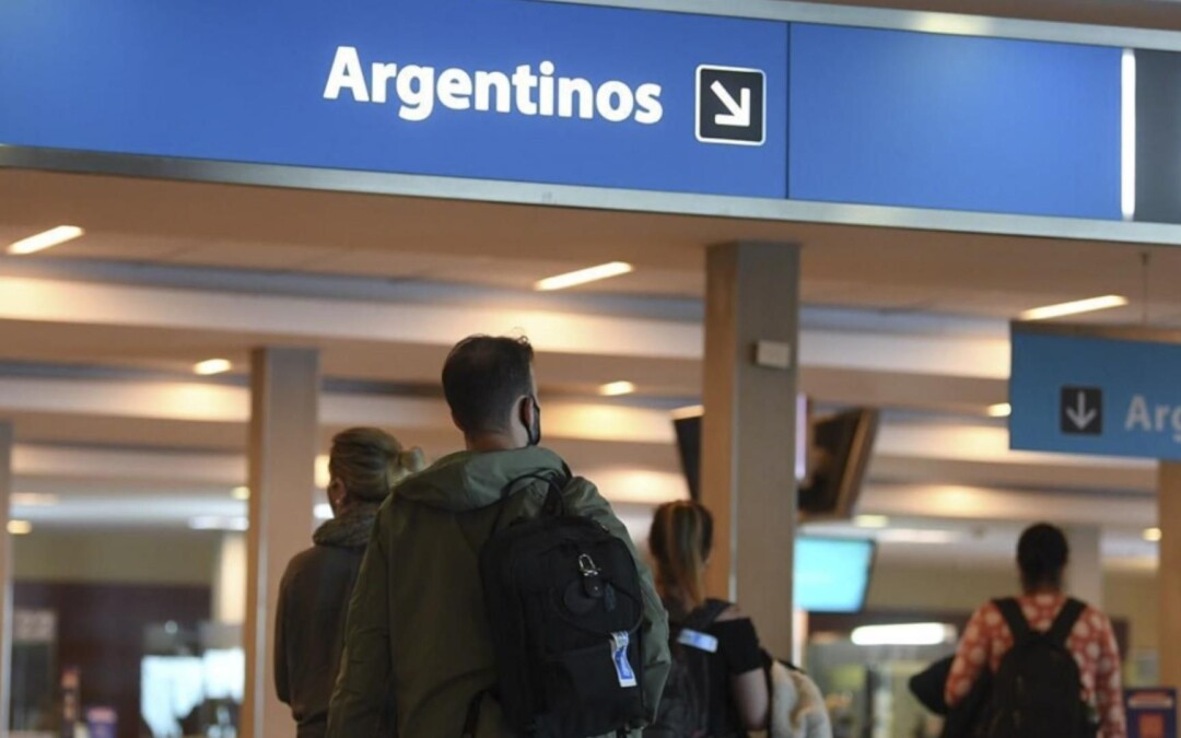 Los argentinos que lleguen del exterior ya no deberán aislarse