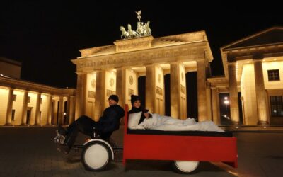 Así se siente recorrer Berlín acostado en una cama