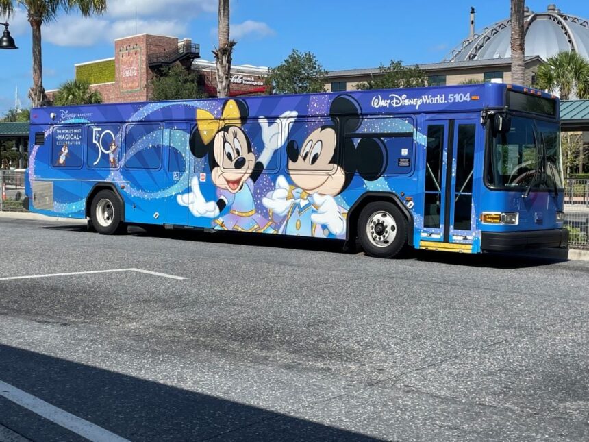 El autobus es una de las opciones para movilizarse en Disney