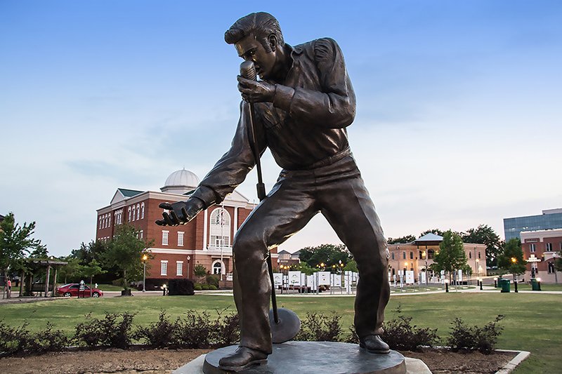 Una estatua de Elvis Presley en Tupelo