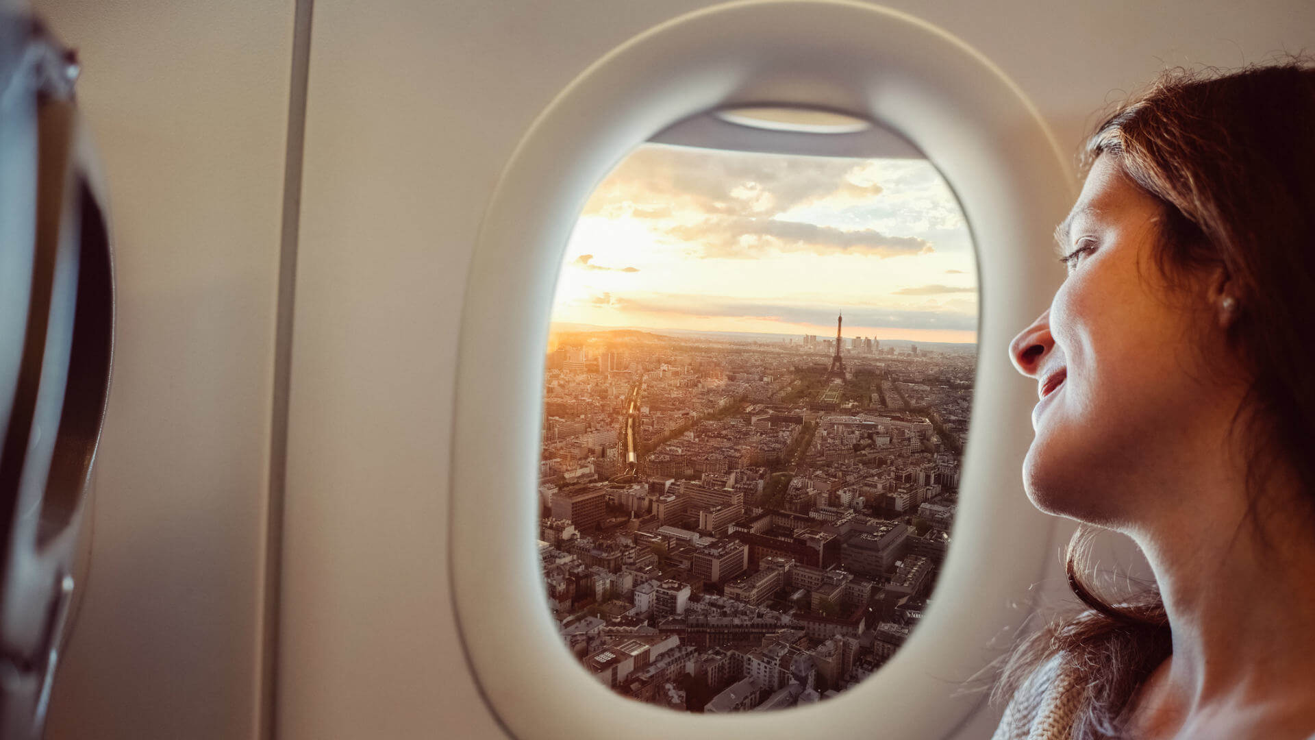 Envejecemos más despacio cuando viajamos en avión: te explicamos por qué