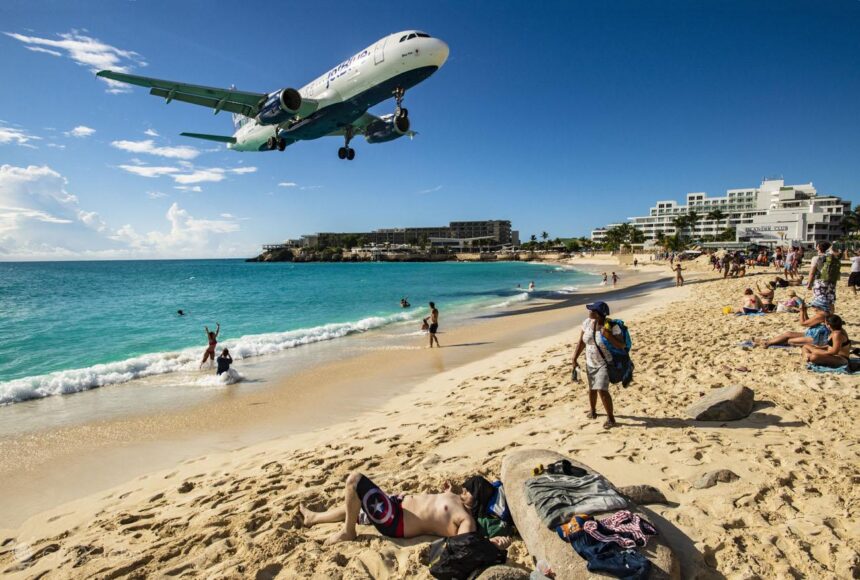 La única playa en el mundo donde los aviones casi tocan el mar