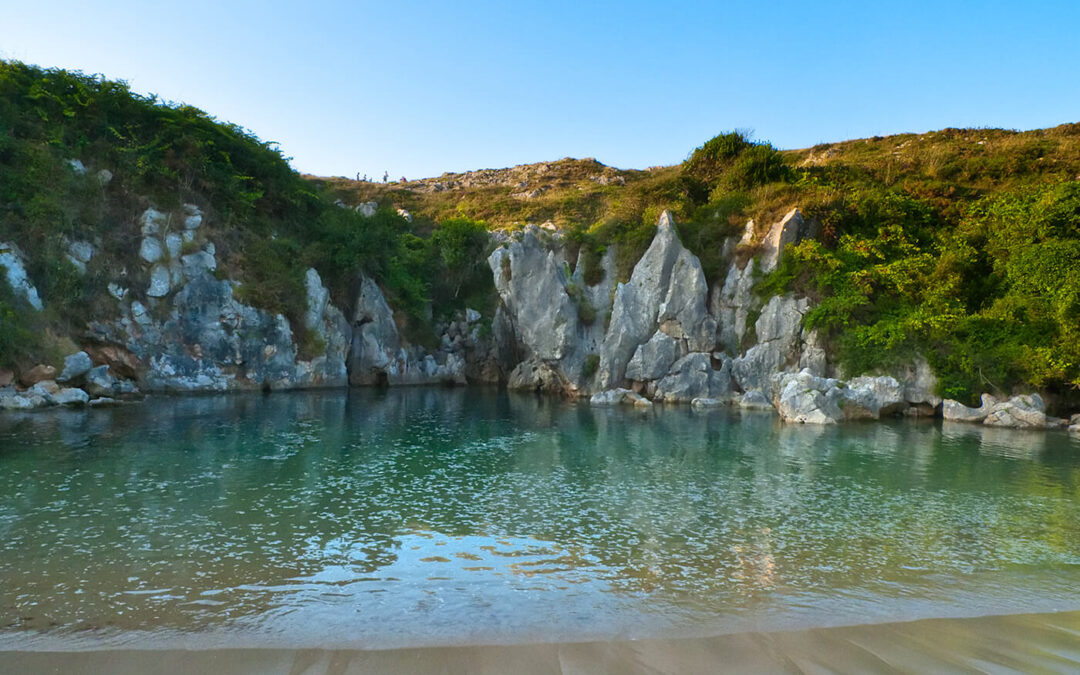 Sin olas y totalmente aislada: conocé la playa más pequeña del mundo
