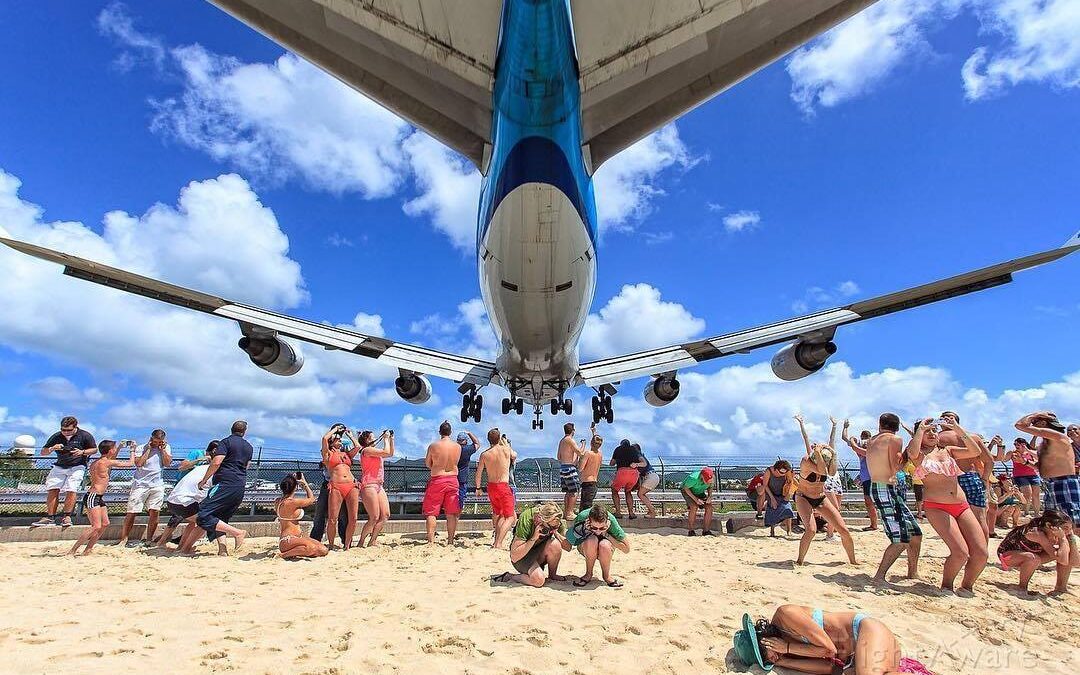 La única playa en el mundo donde los aviones casi tocan el mar