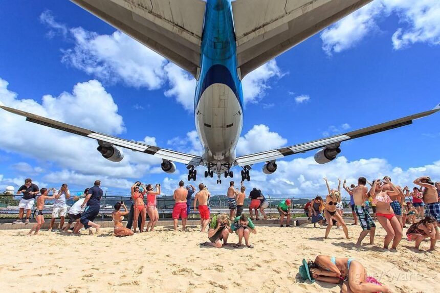 La única playa en el mundo donde los aviones casi tocan el mar