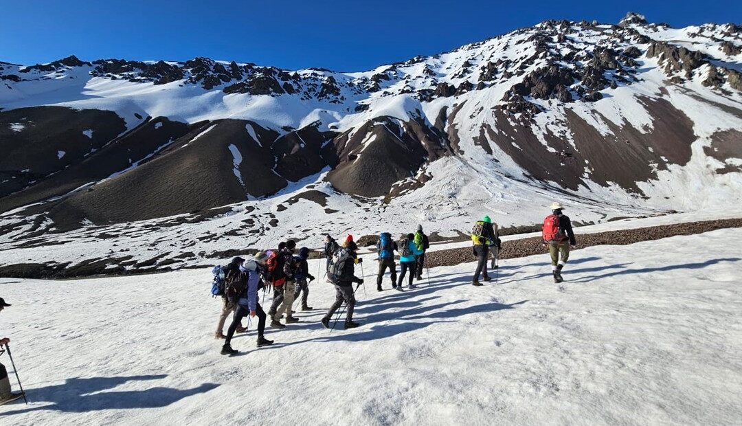 Tragedia de los Andes: cómo es y cuánto cuesta el trekking al avión del accidente