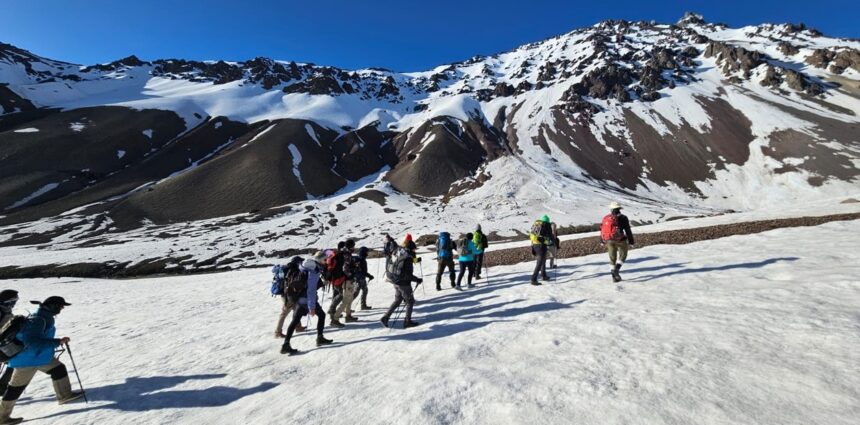 Tragedia de los Andes: cómo es y cuánto cuesta el trekking al avión del accidente