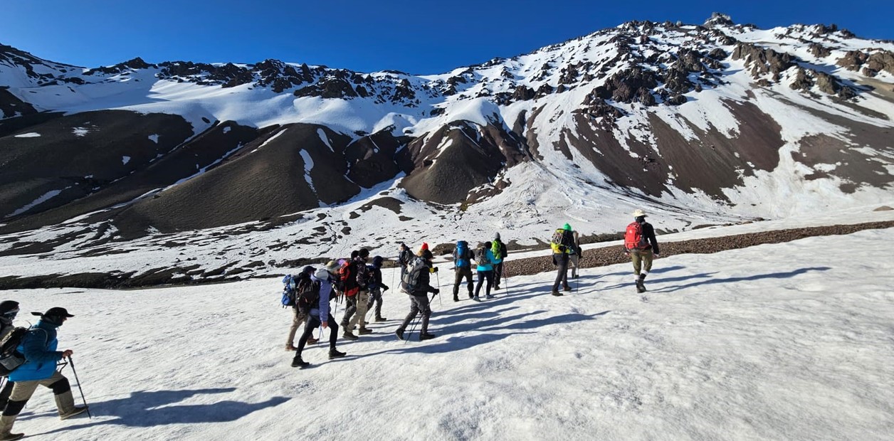 Tragedia de los Andes: cómo es y cuánto cuesta el trekking al avión del accidente