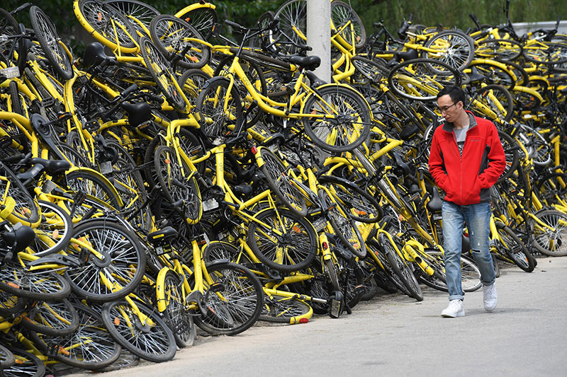 Los usuarios dejan las bicicletas en la calle