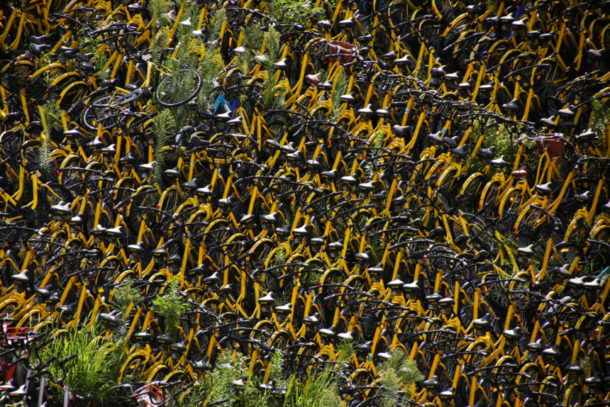 Un verdadero cementerio de bicicletas en China