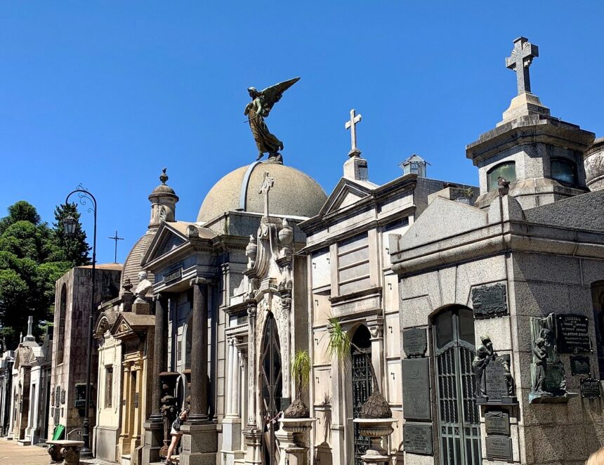 Cementerio de La Recoleta, una opción para visitar en Carnaval