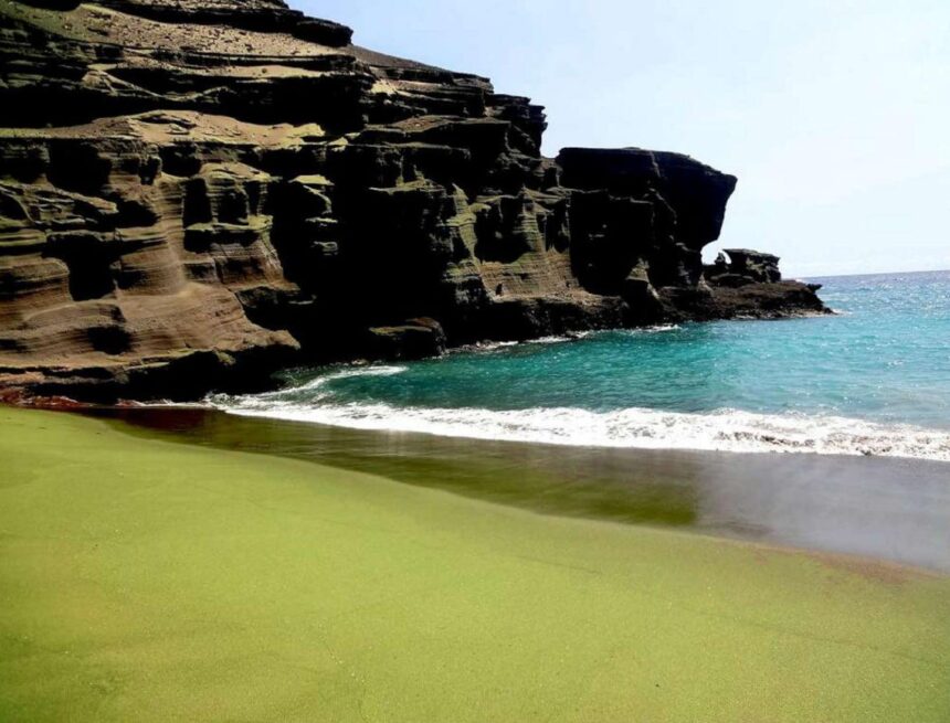 De arena verde, Papakolea figura entre las playas más raras del planeta