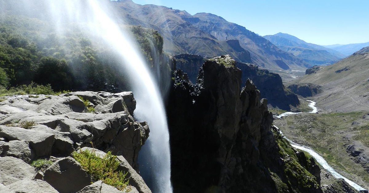 Así es la increíble Cascada invertida de Chile: un capricho de la naturaleza