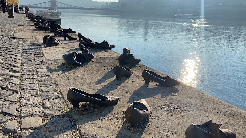 Los zapatos están a orillas del Danubio