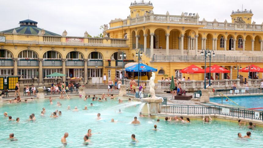 Széchenyi – BudapestSe trata de los mayores baños termales medicinales de Europa. Son un total de 15 piscinas, tres de ellas, las más grandes, al aire libre. Los baños se encuentran dentro del recinto del balneario Szechenyi, construido en 1913 en estilo clásico y neorenacentista. Desde entonces, sus aguas, ricas en sulfato de calcio, magnesio, bicarbonato y otros minerales, ayudan a calmar los problemas degenerativos de las articulaciones o inflamaciones. 