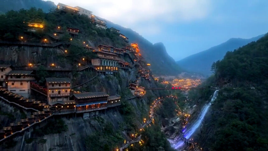 Bienvenidos a Wangxian, la ciudad China que está colgada en las montañas