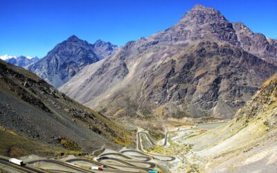 Aventura extrema: la impactante ruta Los Caracoles en la Cordillera de los Andes