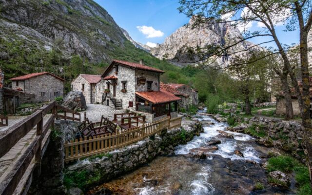 Bulnes: el precioso pueblo de España al que solo se puede llegar caminando