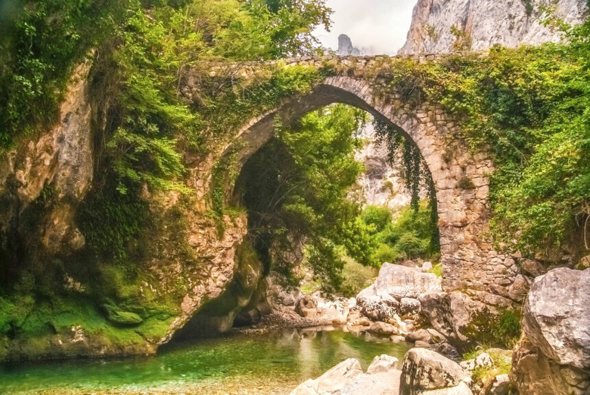 Ruta Bulnes 7: Puente La Jaya sobre el rio Cares, en Asturias