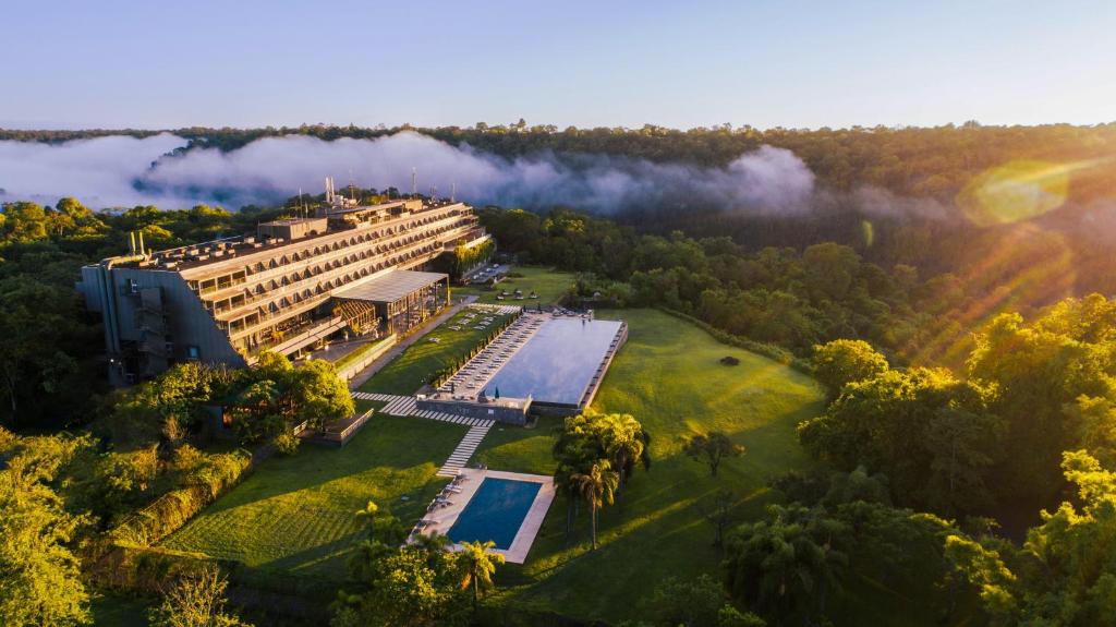 Piscina infinita y vista a las Cataratas: conocé el hotel que fue elegido como el mejor de Argentina