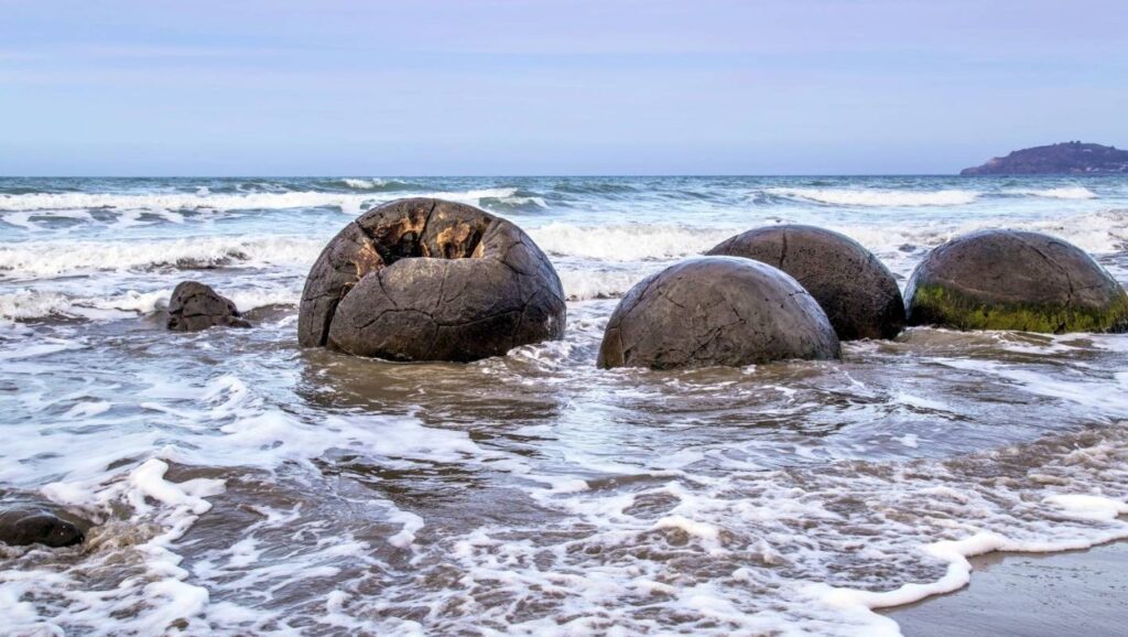 La paradisiaca playa llena de misteriosas esferas de piedra en Nueva Zelanda