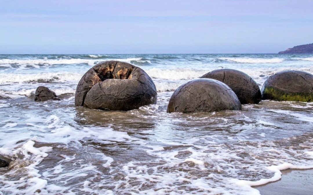 La paradisíaca playa llena de misteriosas esferas de piedra en Nueva Zelanda