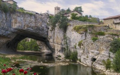 Puentedey: el pintoresco pueblo que crece sobre un puente natural