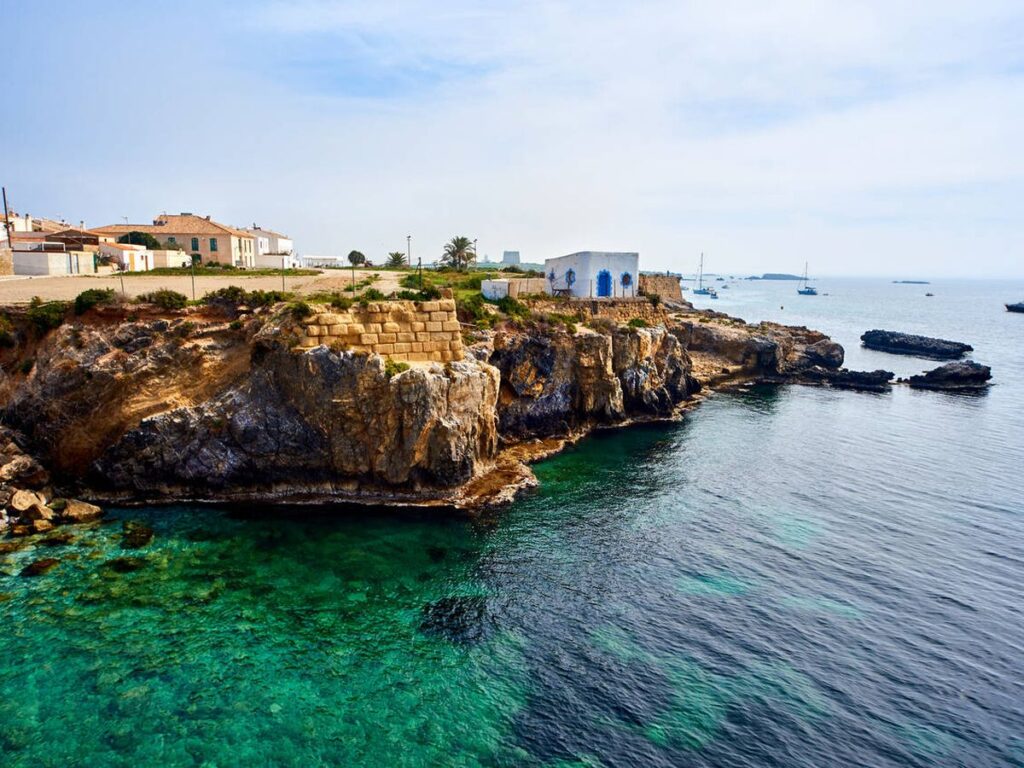La isla habitada más pequeña de España: una joya escondida en el Mediterráneo