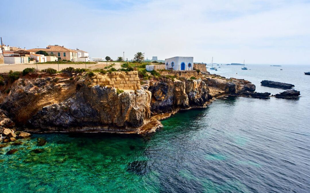 La isla habitada más pequeña de España: una joya escondida en el Mediterráneo