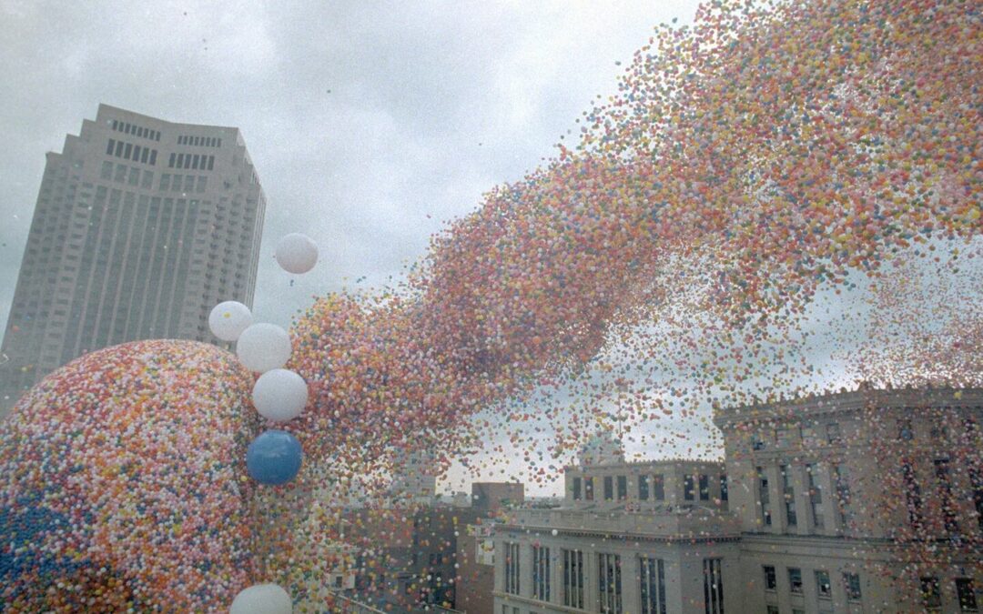 La ciudad que lanzó un millón y medio de globos al cielo y provocó un caos
