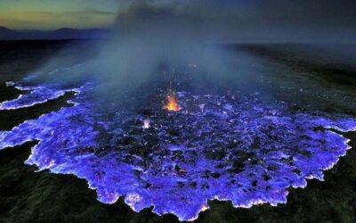 Así es el maravilloso volcán que escupe lava azul