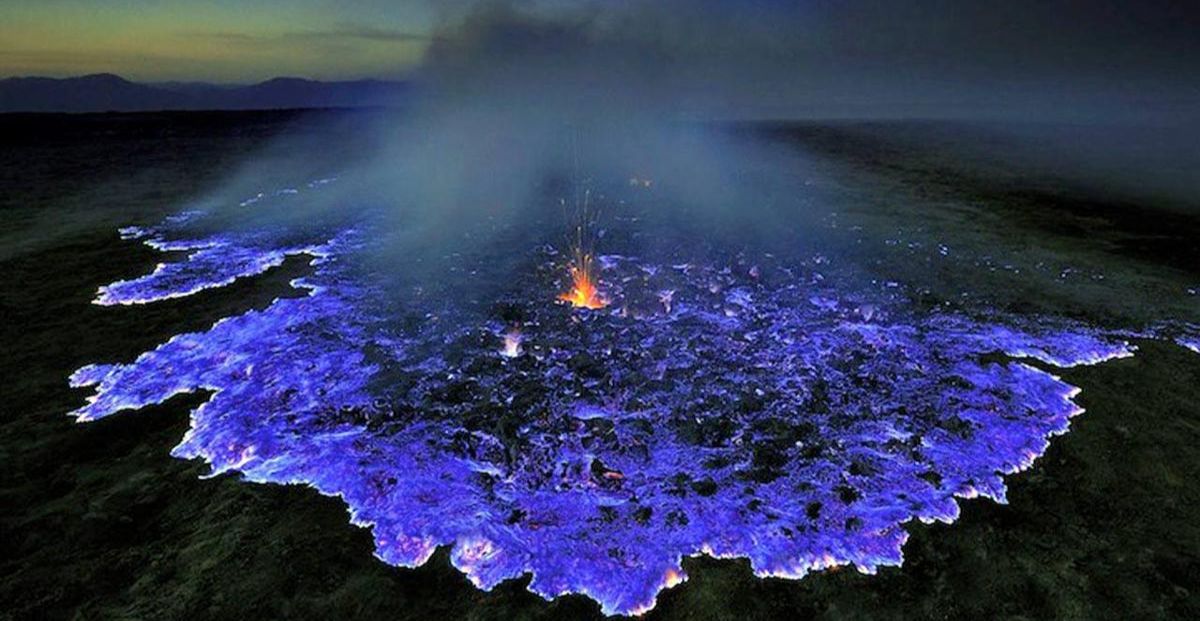 Así es el maravilloso volcán que escupe lava azul