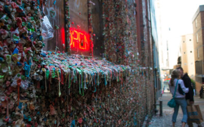 La “pared de los chicles” de Seattle: una extraña (y llena de gérmenes) atracción turística
