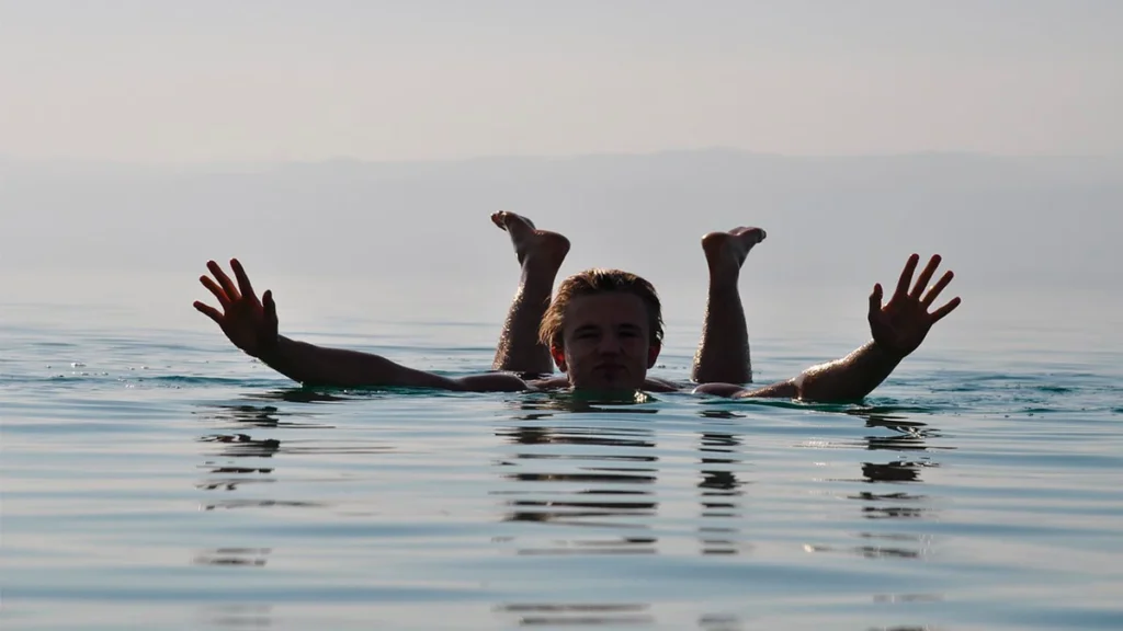 ¿Es peligroso bañarse en el Mar Muerto? Bañarse en el Mar Muerto no es peligroso si se siguen ciertas precauciones, pero puede convertirse en una experiencia riesgosa si se ignoran recomendaciones básicas.