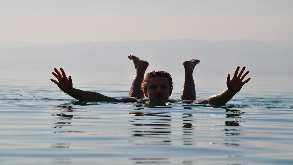 ¿Es peligroso bañarse en el Mar Muerto? Bañarse en el Mar Muerto no es peligroso si se siguen ciertas precauciones, pero puede convertirse en una experiencia riesgosa si se ignoran recomendaciones básicas.