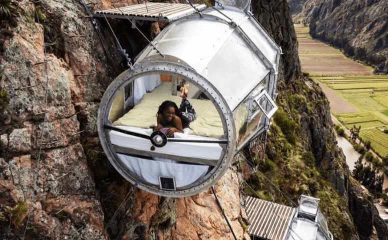 Dormir en el cielo: el increíble hotel suspendido sobre un acantilado