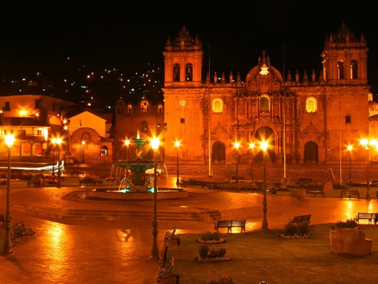 Ciudades históricas apuestan a la iluminación artística nocturna