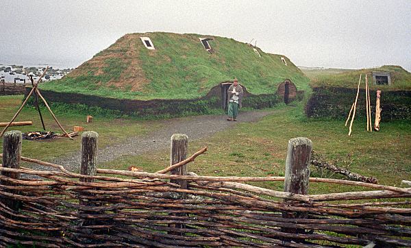Una aldea vikinga recreada en Gudvangen ofrece experiencias inmersivas con alojamiento en casas de turba