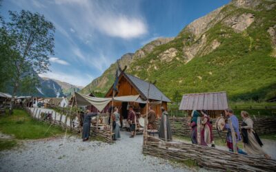 Una aldea vikinga recreada en Gudvangen ofrece experiencias inmersivas con alojamiento en casas de turba