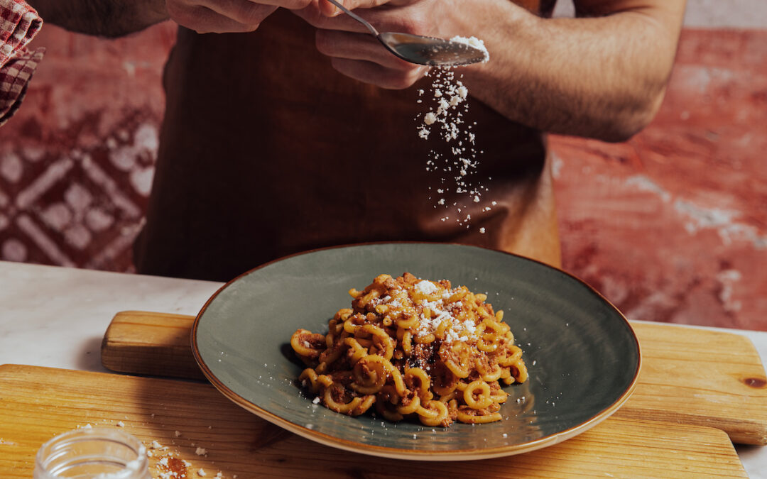 Rutas gourmet: cinco ciudades donde vale la pena viajar solo por su cocina.