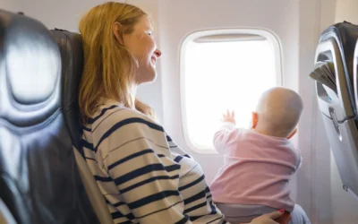 Viajar con bebés: consejos para organizar un vuelo largo sin estrés