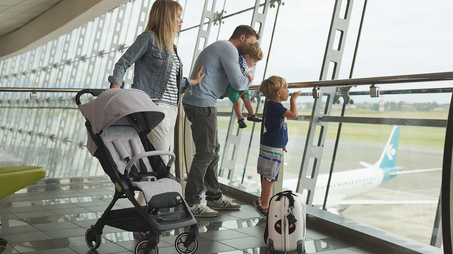 Viajar con bebés: consejos para organizar un vuelo largo sin estrés
