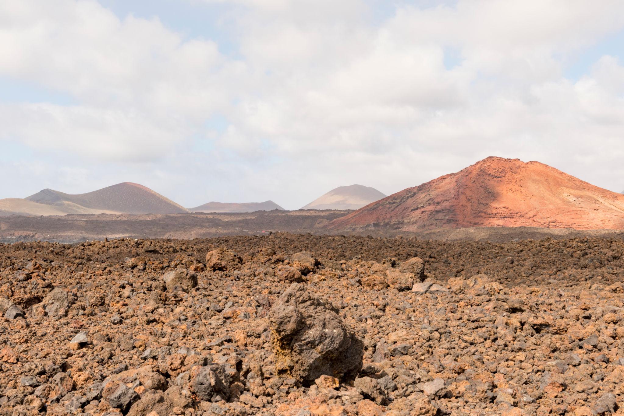 Turismo de volcanes: los destinos que permiten caminar sobre antiguos campos de lava