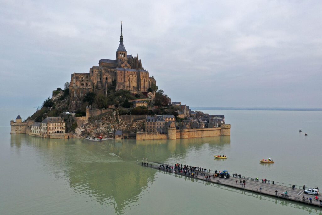 El fenómeno en la isla ocurre porque la bahía del Mont-Saint-Michel registra algunas de las mareas más importantes de Europa continental.