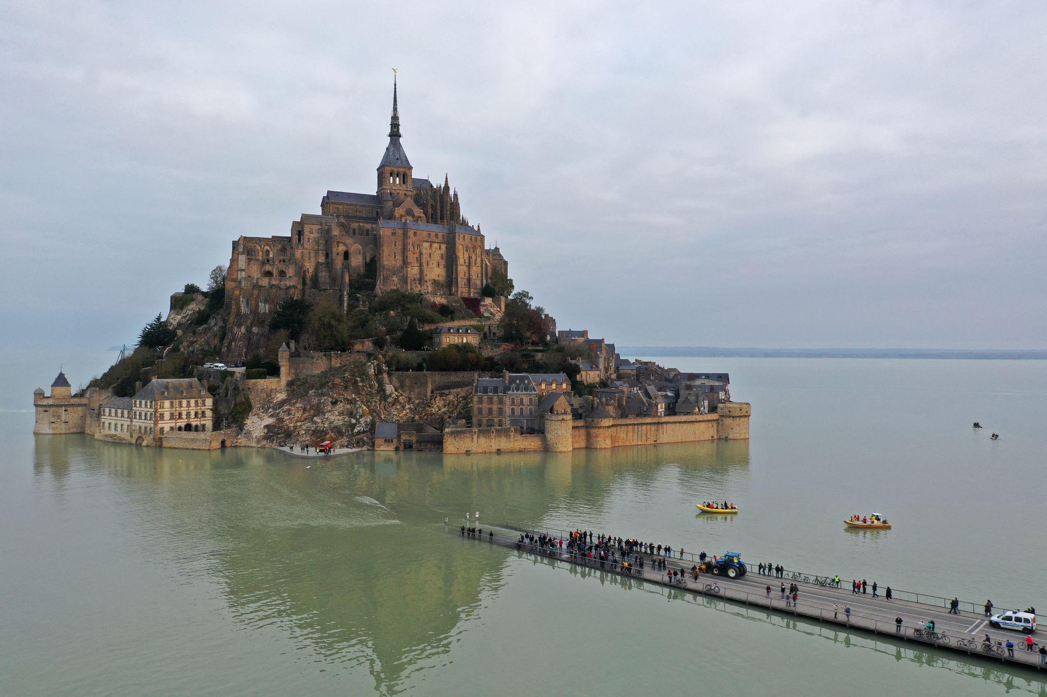 El fenómeno en la isla ocurre porque la bahía del Mont-Saint-Michel registra algunas de las mareas más importantes de Europa continental.