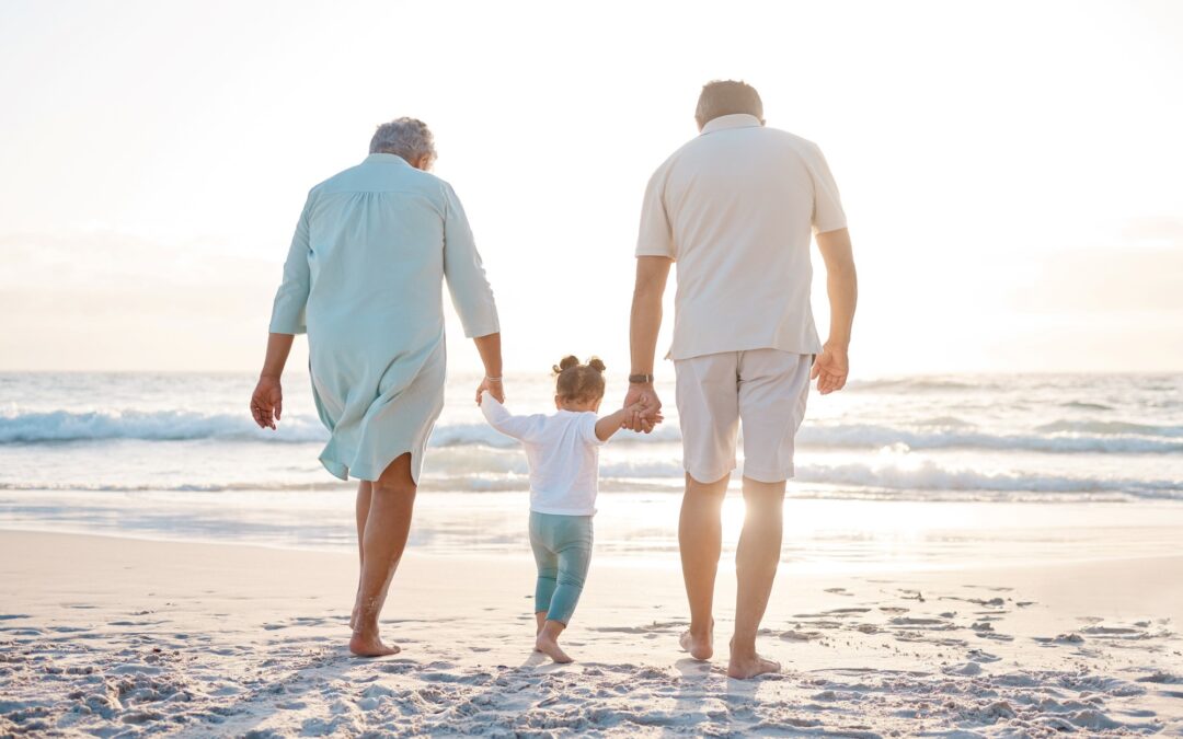 Abuelos y nietos, solos de vacaciones: el fenómeno de los viajes sin los padres