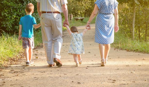 Abuelos y nietos, solos de vacaciones: el fenómeno de los viajes sin los padres