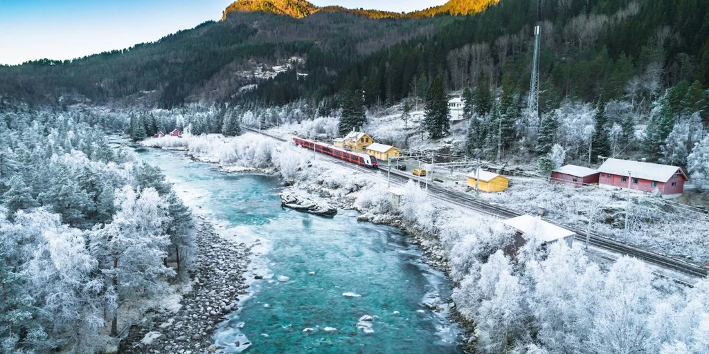 El auge de los viajes en tren: por qué algunos turistas vuelven a elegir el recorrido antes que el destino